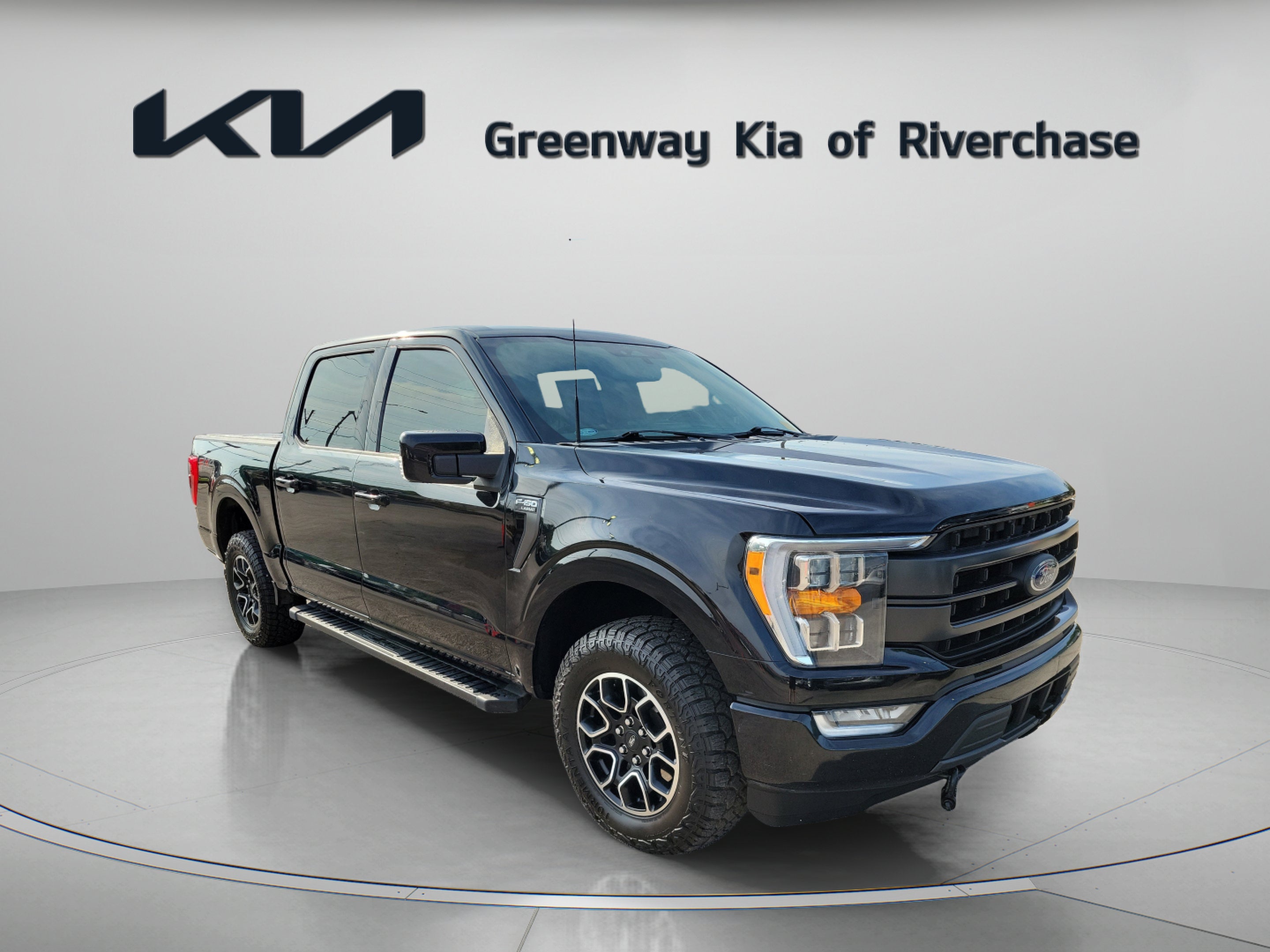 2022 Ford F-150 Lariat in Black Metallic — front three-quarter view